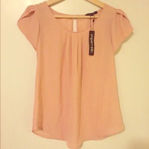 🌷Feminine Blouse NWT - Perfect for Spring!